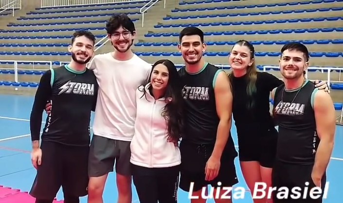 Atletas da Storm ao lado de Luiza Brasiel no dia do camp